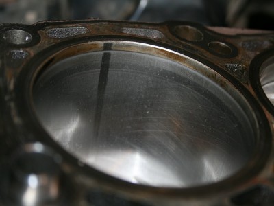 IMG_6787_resize.jpg (122.01 КБ) 50981 просмотр Повреждение зеркала цилиндра в результате "развальцовки" края поршня