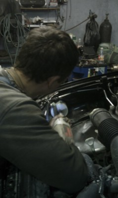 IMAGE_323.jpg (312.49 КБ) 2627 просмотров эта дырка далась нелегко (сверлить надо было довольно-таки сложный рельеф, плюс по пути фрагмент усилителя был)