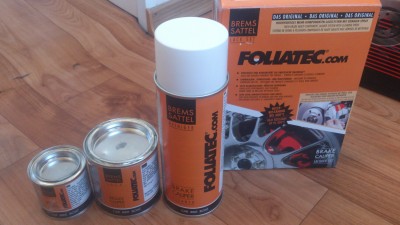 Краска двухкомпонентная для суппортов Folia Tec - 1200р. В комплекте идет аэрозоль для обезжиривания перед окраской, сама краска и отвердитель. Согласно инструкции, краску нужно (или можно) наносить кистью, что и было проверено. Растекается по поверхность очень хорошо, но цвета указанного на коробке, а именно светлый металлик - добиться практически не возможно. На фото видно что получилось после двух слоев.