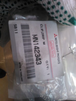 WP_000144.jpg (1.22 МБ) 1862 просмотра Такие клипсы держут боковые молдинги стёкол по крыше