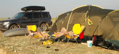 И еще много вещей в палатке и стол и матрасы и 2 лежака и плитка газ. с балоном ,лодка + дно +бак для лодки 20 л