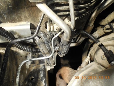 Резиновые бандажи из шлангов на трубопроводах в месте трассы кабеля к кипятильнику двигателя..JPG