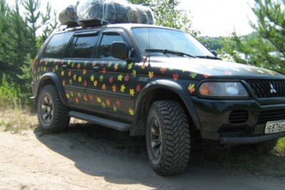 Митя в листьях