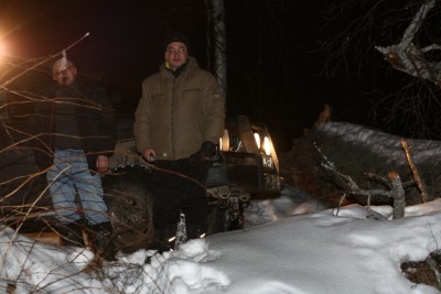 Приехали к плотине, березиЩЩЩа повалена ветром! Колоссальное дерево было!