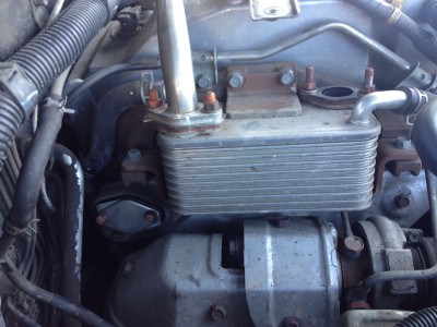 Такая же заглушка будет установлена на входе в охладитель. Пока отверстие открыто, а на выходе из охладителя стоит заглушка из шпателя. Понимаю, &quot;колхоз&quot;! Но просто вторая, штатная заглушка еще не пришла.