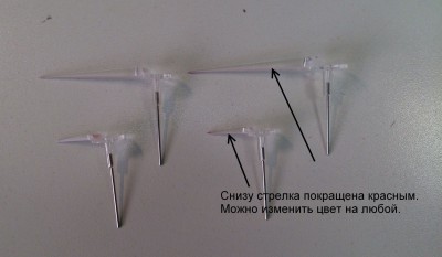 Далее берем стрелку тахометра (она скраю и на ней проще понять, как их вытаскивать) и аккуратно с небольшим усилием начинаем ее вытаскивать вертикально и с небольшим натягом в левую стороную как бы по спирали. Аналогия вытаскивания стрелок с часового механизма китайских настенных часов. Потом снимаем все остальные стрелки.