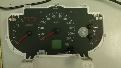 Так выглядит панель почти разобранная. Пока она в таком состоянии, сразу посмотрите с торца на моторчики и редукторы. Если стрелка не паралельна оси эл.мотора, то начинаем делать. Если стрелка сидит прямо на оси моторчика, то тогда ОЙ. Просто погуглив узнал, что встречаются у нас и такие панели. Но у меня с редуктором.