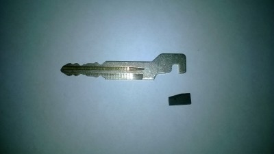 Потом был разрезан родной ключ и аккуратно извлечены внутренности и чип иммобилайзера