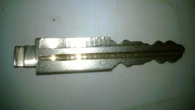 Потом электрической болгаркой замечу с нова у нее обороты маленькие и мощность ею можно аккуратно работать кто не уверен в крепости рук и остроте глаз делайте грубую работу болгаркой а по контору дорабатывайте напильником был обпилен родной ключ. с пазом под шплинт надо быть очень аккуратным чуть маханешь лишку и ключ будет болтаться- все в помойку