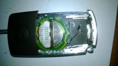 плату установил в корпус где по месту пришлось откусить пару пластиковых перегородок, проверил работу кнопок и закрепил плату клеевым пистолетом, поставил заднюю крышку , снова все проверил вместе с выкидным механизмом