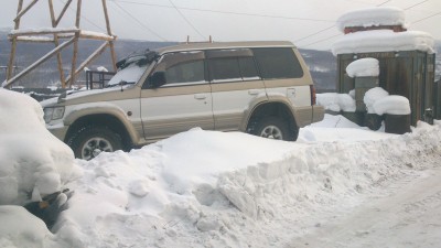 Стоим в самые морозы, не было места, а наш гараж по высоте не вошли((