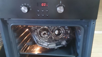 Можно и 90 поставить и 80. Стекло на 100 не помутнело. Держали в духовке 10 мин. вдвоем потом разбирать удобнее. И не забыть потом по кругу отцепить защелки, а то когда она горячая про них можно и забыть.