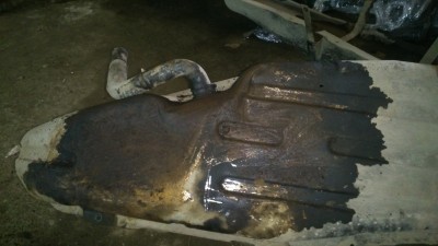 черное пятнышко это не дыра в баке, течь скорее всего в заломе