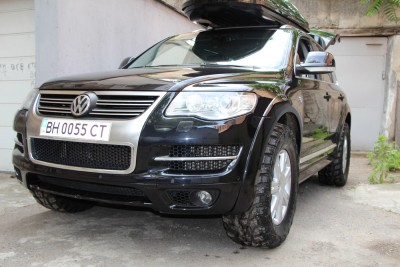 Touareg_V10_on_Kumho_Road_Venture_KL71_MT_33X12.5R18_(305_60_R18)_001.jpg