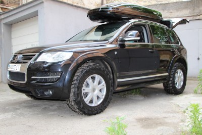 Touareg_V10_on_Kumho_Road_Venture_KL71_MT_33X12.5R18_(305_60_R18)_003.jpg