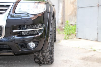 Touareg_V10_on_Kumho_Road_Venture_KL71_MT_33X12.5R18_(305_60_R18)_007.jpg