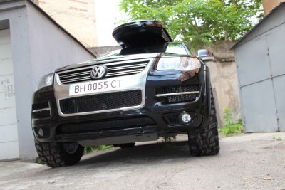Touareg_V10_on_Kumho_Road_Venture_KL71_MT_33X12.5R18_(305_60_R18)_009.jpg