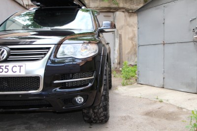 Touareg_V10_on_Kumho_Road_Venture_KL71_MT_33X12.5R18_(305_60_R18)_011.jpg