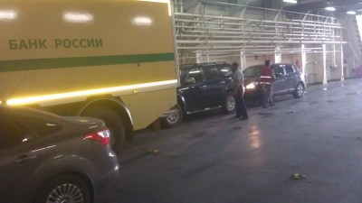 Говорят в Крыму со снятием денег с карточек пока проблемы. Поэтому взяли с собой немного наличных, денюжки в автомобиле впереди нас.