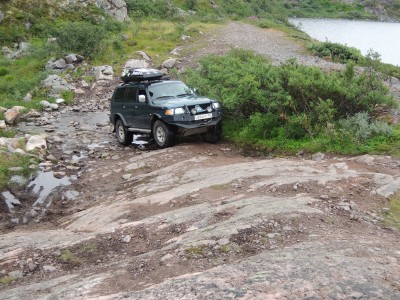 по пути к высоте. по мокрым камням скользковато, но если сухо, то и стандарт с небольшими свесами проедет