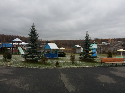 на детской площадке не поймём,вроде как что-то прибавилось,а может только кажется...