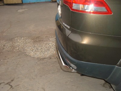 Изображение 644.jpg (678.67 КБ) 366 просмотров И если посмотреть сбоку, то он совсем не выпирает за габариты машины, и угол съезда не съедает, ну разве что чуть-чуть, практически на одной линии: труба, запаска и протектор заднего колеса.