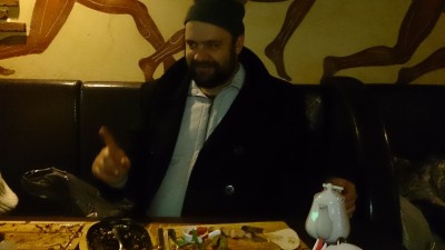 Гарик убирает со стола))