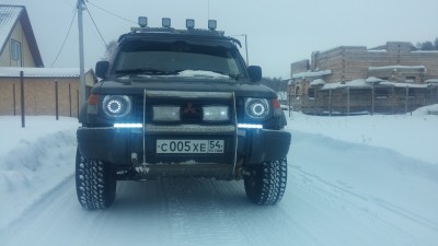 так называемые глазки долго думал включать или нет, но по итогу решил запараллелить на дневные ходовые, которыые включаются при снятии с ручника в авто режиме