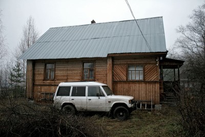 Доехали. Медведь наломал кучку яблонь.