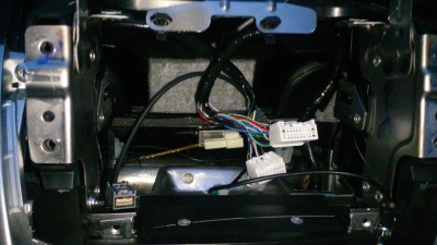 Коннекторы от &quot;новой&quot; магнитолы С103 С105 и (серый слева) извращённый USB - другой конец в бардачке. Жёлтый коннектор позади - пустой разъём от солнечного датчика (который можно докупить).