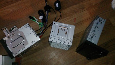 Слева направо: Sony XAV 602BT в родных крепежах МПС2014, её же старый кожух - не влазит - либо избавляйтесь от БК., справа старая магнитола.