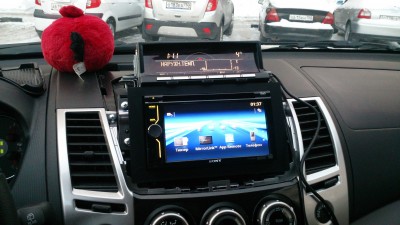 Всё собрано и подлкючено - справа провода AUX и USB. Потеплеет - проложу в торпеде. К магнитоле прилагается рамочка - можно вырезать по размеру.