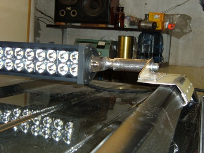 Изображение 878.jpg (712.71 КБ) 2128 просмотров Конструкция состоит из двух лап, стянутых между рейлингами при помощи телескопической системы из двух труб и винта.