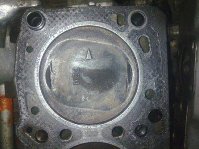 Здесь видно как клапана<br />доставали поршень, двигатель от Mitsubishi Sigma 6G72 12кл.