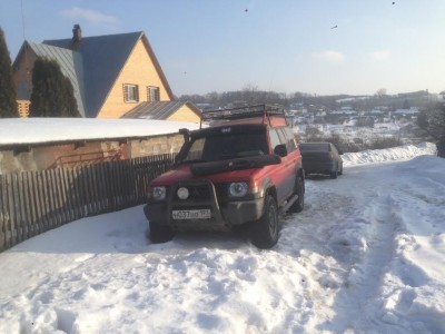 стоит грустит(