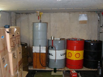 DSCF4218.JPG (673.5 КБ) 1381 просмотр На стене график, с отметками и датами, залитого на отстой Д/Т.