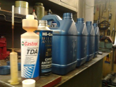Фото0374.jpg (1.11 МБ) 1176 просмотров Подготовка к зимнему рейсу. При слабых морозах до -10с, можно катать на чистом летнем Д/Т, добавив в него лишь Кастрол ТДА, он тоже имеет антидипрессорные свойства. ТДА использую круглогодично, согласно инструкции, и смешивать его надо так же тщательно, как и антигель, и не ниже чем при +5с.