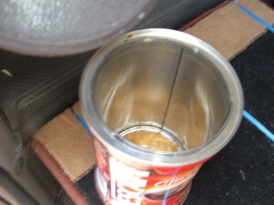 DSCF4072.JPG (682.38 КБ) 944 просмотра Край обечайки у гильзы слегка развальцован, так что она на нём висит не касаясь дна банки, где скапливаются остатки Д/Т, так что при очередном использовании, она остаётся такой же чистой, по крайней мере снаружи. Конечно, банку надо перевозить вертикально.