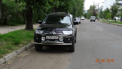 Вначале думал завести гайку внутрь трубы, и через резиновые прокладки, притянуть фары к верхней стенки бампера. Но прикинув, какого диаметра мне предстоит пробивать снизу трубы дупло, что бы запустить туда головку на &quot;17&quot;, от затеи отказался. К тому же ниже расположенная вторая труба, так же представляла определённую трудность. Так что, решил просто просверлить трубу насквозь, и затянуть   фару снизу глухой колпачковой гайкой.  Данный крепёж думаю будет и более надёжным, в смысле раскачки (вибрации) фары.