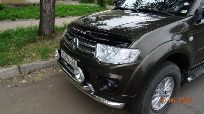 Естественно, что штатные болты крепежа фар, пришлось заменить, изготовив новые, с такими же хитрыми плоскими и квадратными головками М10 Х 100мм. Подошли в самый раз. Чтобы фары разместить в задуманных местах, где они частично уйдут в нишу пластикового бампера, оттуда пришлось пересилить ДХО. По поводу места для ДХО, ничего более умного в голову не пришло, как сдвинуть их ближе друг к другу, хотя понимаю что это нарушает требования  техрегламента. Пока так, может потом что придумаю.