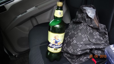 Вот, именно из этих бутылок, получаются идеальные воронки, для заправки наших машин.