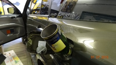 ... слегка проворачивая, плотно вставить воронку в горловину бака. Воронка входит достаточно плотно, как притёртая пробка в бочку, и во время заправки не склонна к проворачиванию или выпадения из горловины.