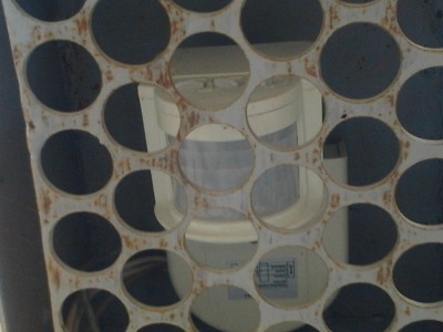 Фото0266.jpg (745.52 КБ) 1279 просмотров Датчик сидит за решеткой, но всё видит. Угол обзора как у фар ПТФ; узкий от стены, захватывает полосу от ворот примерно на 1,5 метра, и широкий вдоль стены, метров на 8...9, зависит от высоты установки, может и больше. Так что на обычных прохожих, кроме тех кто специально заныривают в зону его действия, он не реагирует. Датчик имеет три крутилки; чувствительность, порог затемнения, и время горения... так что вполне адекватен, а днём спит. Работает уже лет десять.