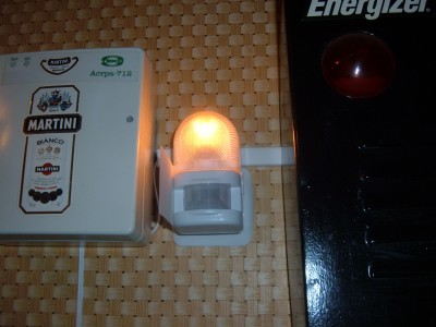 Изображение 554.jpg (684.92 КБ) 1279 просмотров У меня и дома, в прихожке, подобный светлячёк стоит. Ты приходишь, а он тебя встречает.