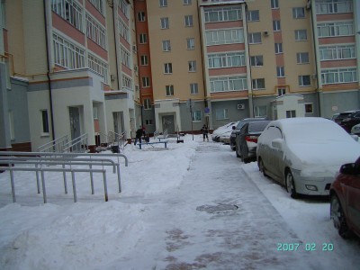 18,10,2015г, г.Югорск,наш двор.Дворники без выходных работают.JPG