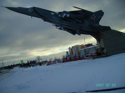 Наш самолет вперед лети.....(памятник первопроходцам земли югорской.JPG