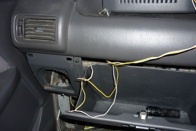 P1130788.JPG (106.25 КБ) 669 просмотров .<br />протягиваем провод в бардачок.<br />в этом месте имеет смысл сделать скрутку с проводами, идущими к индикатору, чтобы в с лучае чего индиктор убрать, а провода так и оставить под панелью...