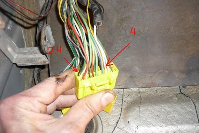 P1130773.JPG (83.8 КБ) 669 просмотров .<br />вот к этим проводам я цеплялся..<br />естественно АКБ нужно отключить перед этим и вынуть разъём, будет удобнее..