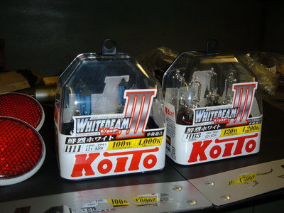 Изображение 222.jpg (702.79 КБ) 1929 просмотров Я себе такие поставил: в БЛИЖНИЙ и ДАЛЬНИЙ, в ПТФ жаба задавила, да и родные желтоватые там более уместны. Те что с голубым стеклом - соответствуют коробке, а те что с прозрачным стеклом - это Осрам, выколупанный уже из фар, кстати то же неплохо светит. Подобные Които Н-4, до того пять или шесть лет, на прежней машине откатал, после демонтажа колхозного ксенона... и вновь их воткнул, правда дорогие они нонче, да ещё на подделку можно напороться.