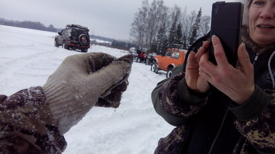 умудрились найти в чистом поле живую мышь и поймать ее... ловили толпой, победил самый проворный